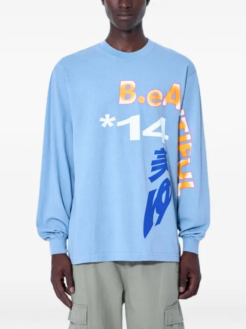 b.Eautiful long-sleeved shirt with a graphic print